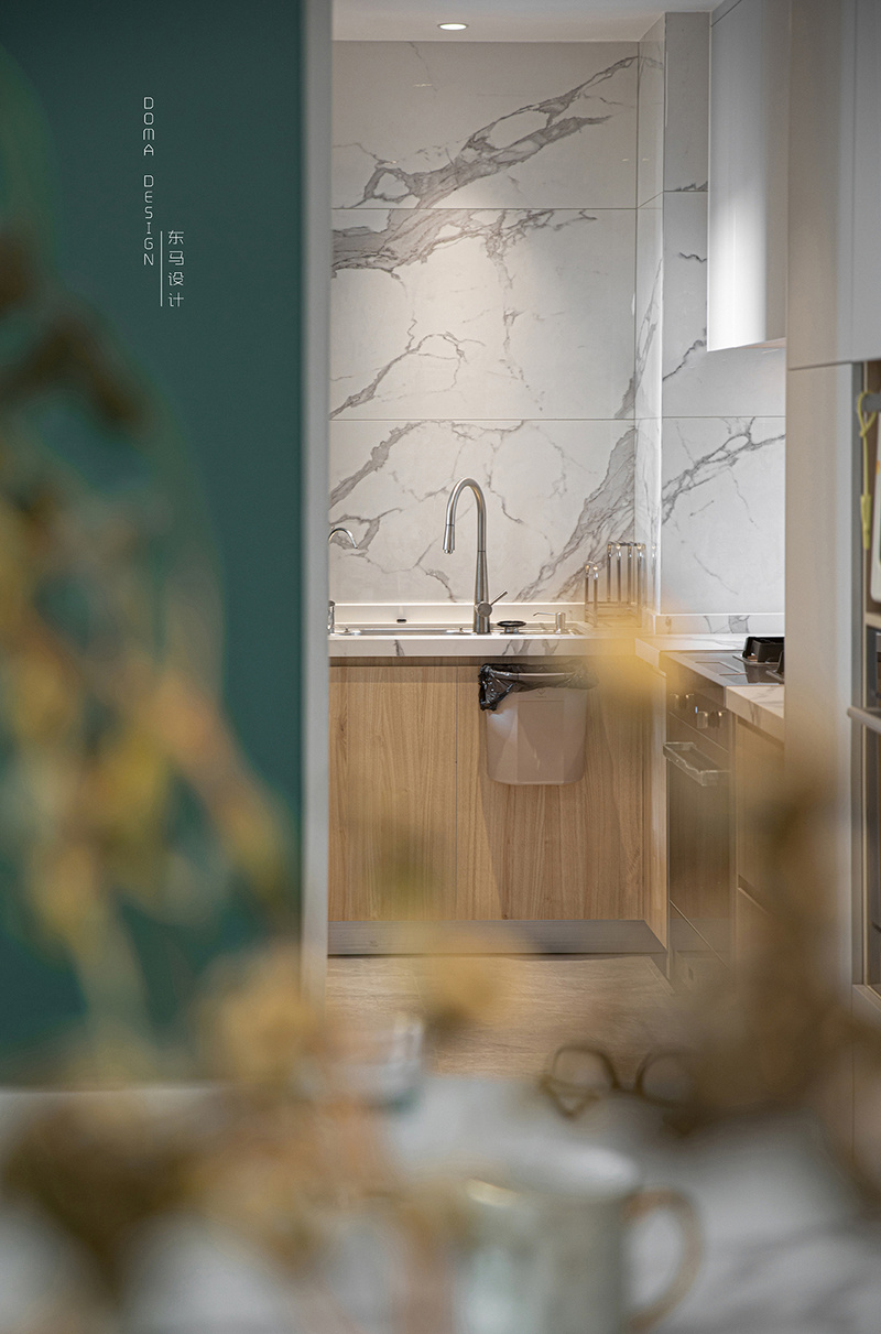 木色的厨房地柜搭配仿大理石的墙砖增添一份艺术感。