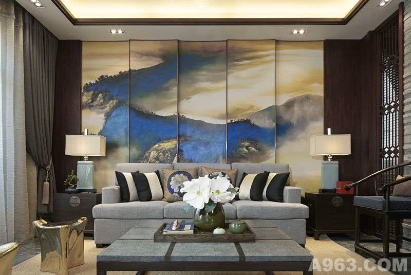 由五块画板组成的微弧形立体装饰画，通过画面主题及蓝、金色调成为了整个会客区搭配重点。
