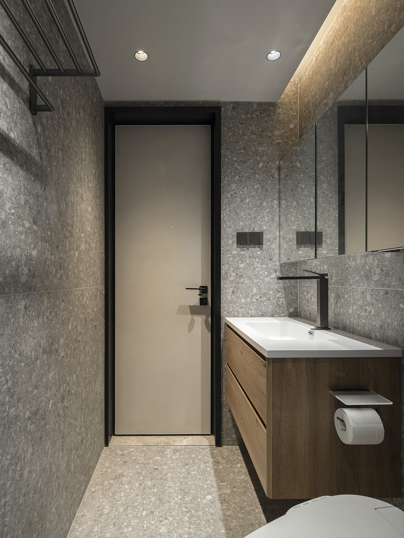 卫生间采用防滑耐污水磨石瓷砖
水磨石+微水泥高级的黑白灰色调一下子就出来了
既能提高空间的整体性又不会显得狭小