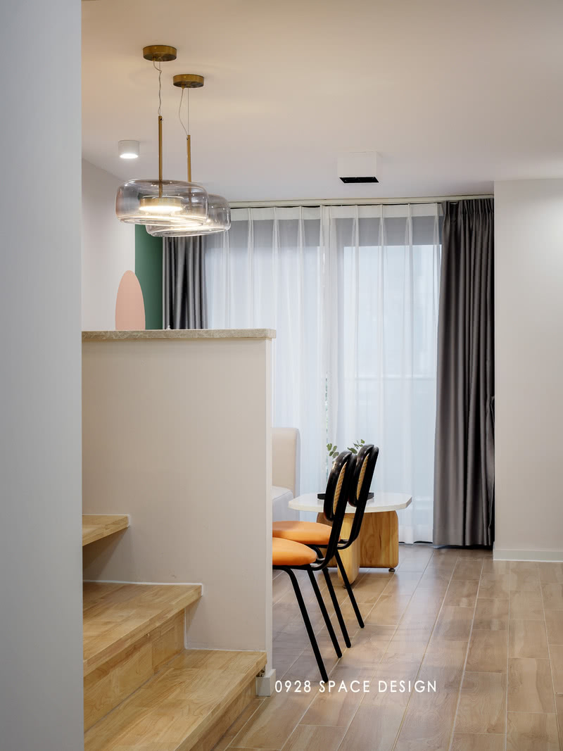 考虑到loft公寓的居住人员的流动性，地板选择木纹地板砖，方便打理，减少损耗的可能。阳台用窗纱柔和光线，温馨惬意。