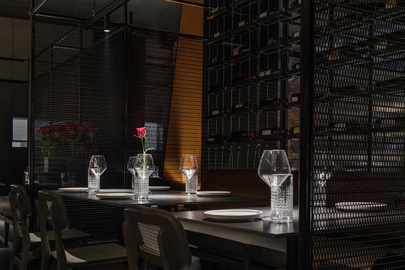 光线笼罩精致的餐点之上

尽情感受浪漫放松的用餐氛围