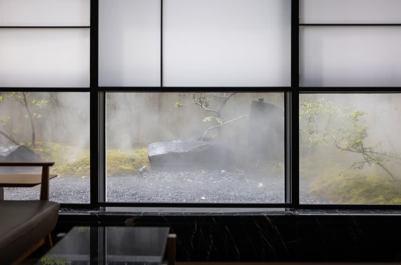 透过隔屏观赏窗外庭院，时而树影婆娑时而云雾缭绕。在恬静的氛围中感受到其风雅气质。
