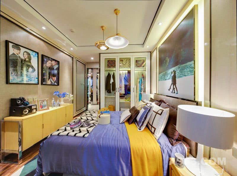 卧室的风格与客厅风格一脉相承，呼应主题，并搭配上一些时尚的色彩元素。