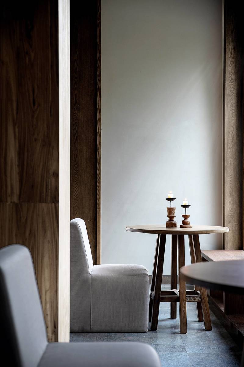 
朦胧烛影间，慢慢时光里，设计在传统木质结构与现代布艺的家具之间，沉淀出别样意境，不造作，有朴意。
