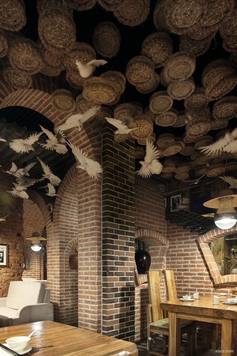 漫天飞舞的白鸽从鸽子窝中飞出贯穿在整个餐厅空间里，给宾客带来亲切的的视觉享受。红砖砌成的大窑拱套小窑拱、小窑拱串着大窑拱的多层次变化空间。