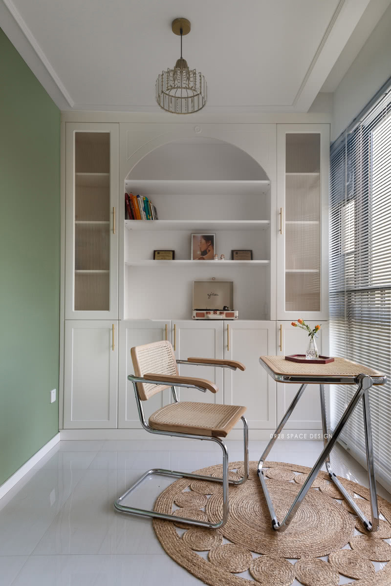 书房落地窗的设计，搭配百叶采光更好，中古桌椅配上清新绿，小清新的复古也不错。