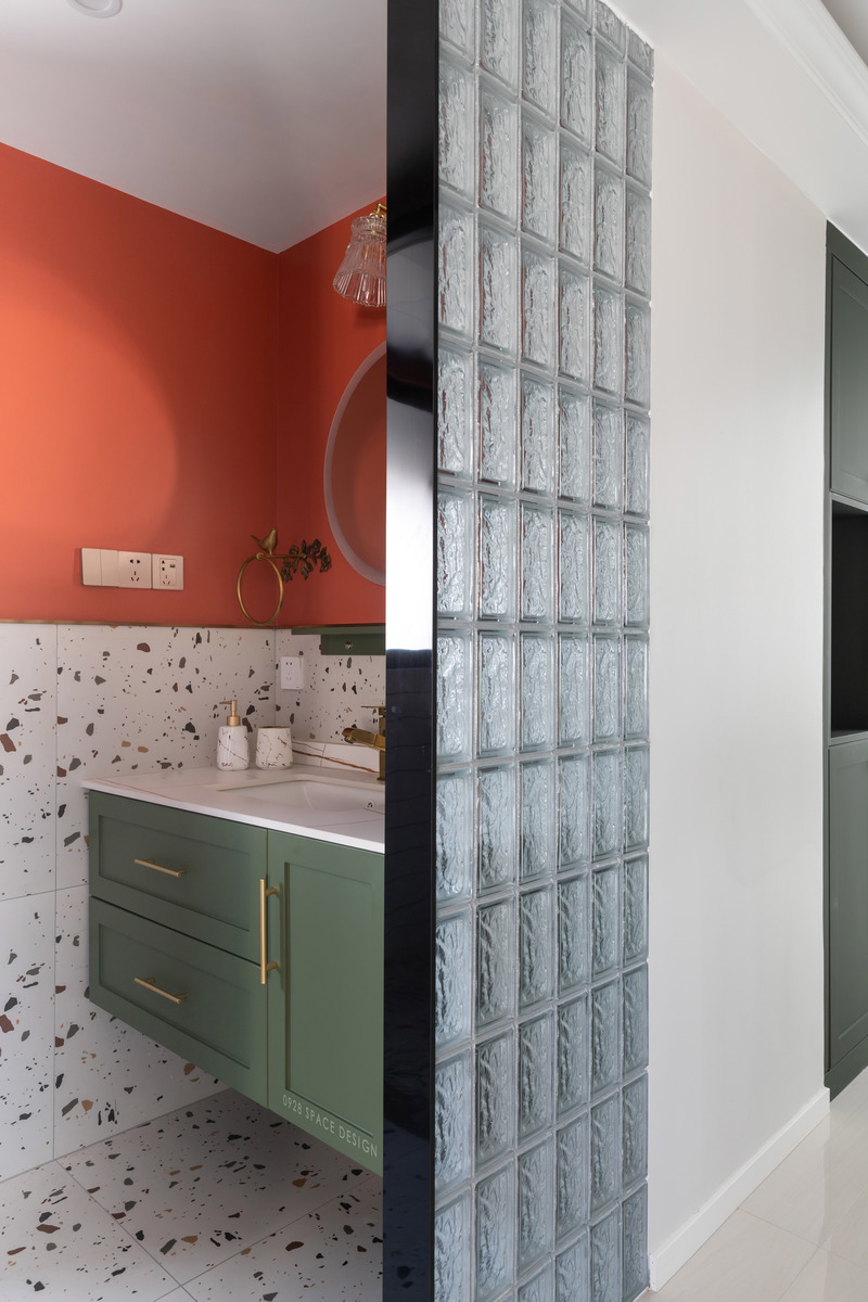 公卫洗手台外移，下方镂空避免卫生死角，玻璃砖做卫生间与走廊的隔断，橘红色乳胶漆和低饱和度的复古绿形成视觉上的反差。