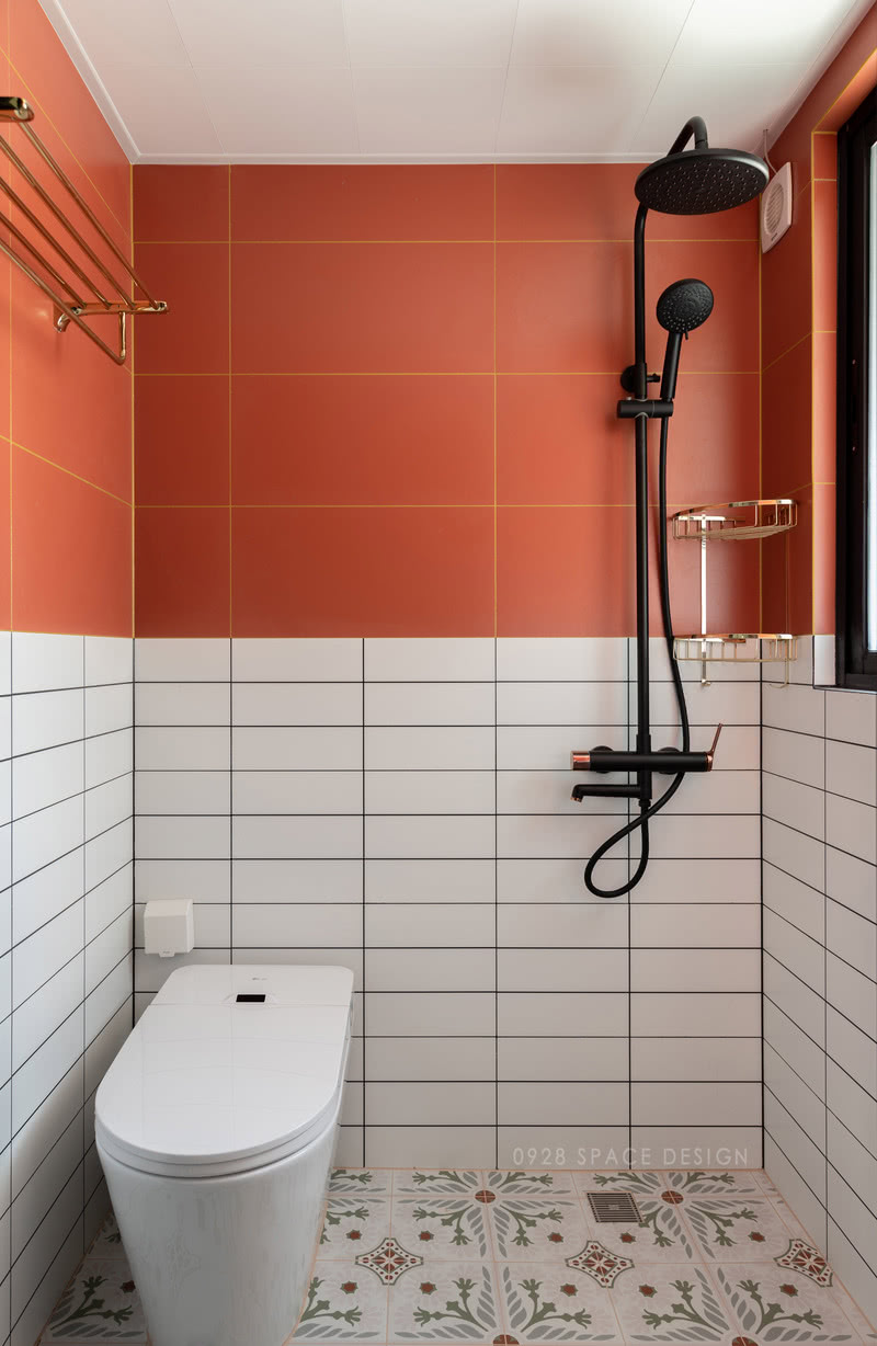 淋浴区同样用半墙橘红色方砖做拼色，复古感倍增。