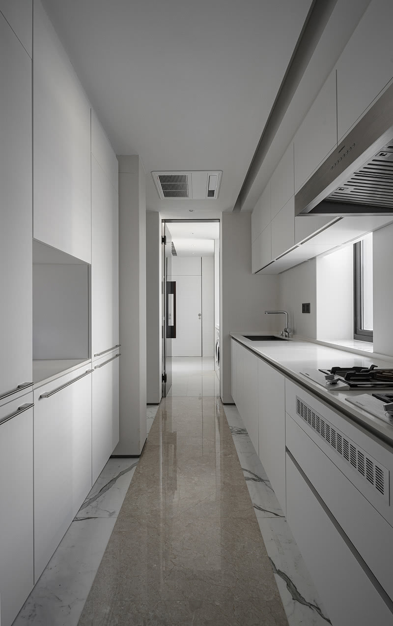 一字型的厨房设计，从地砖、墙砖到橱柜，从材质、选型到颜色搭配，淡雅的白色充斥着整个空间，搭配黑边线条点缀，打造时尚的现代极简感。