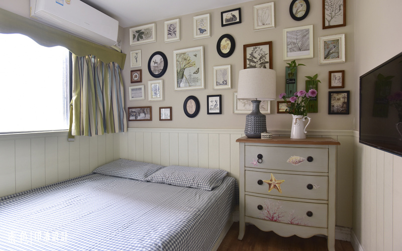 长辈房竖纹墙裙拉伸空间高度，优雅的浅杏色和雾蓝色为老人营造更好的睡眠环境。