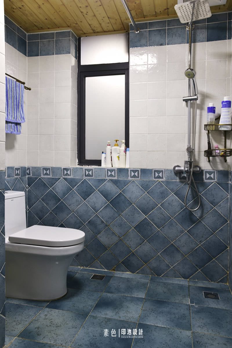 洗手间沿用客厅的青绿色调，天花则采用松木防腐木的原木色来进行体感温度的中和。
