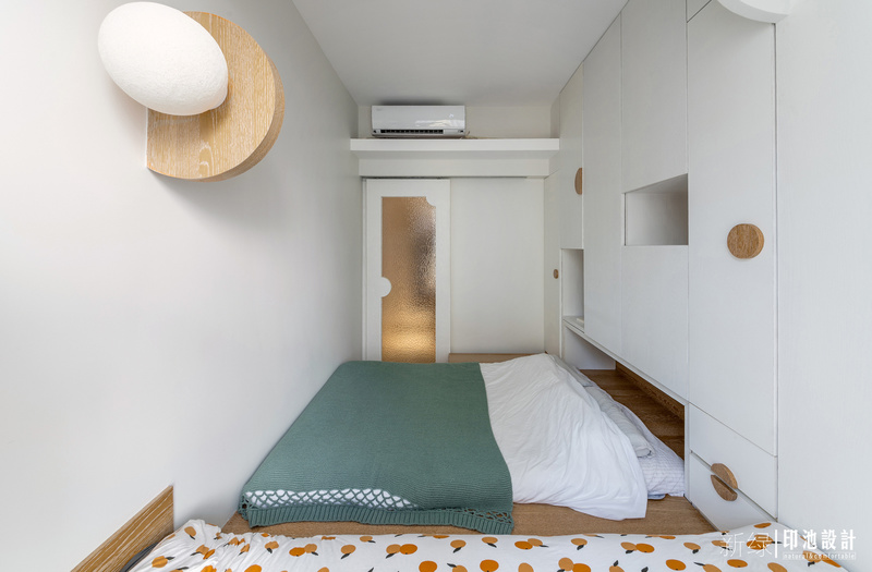 空调和门导轨都藏在卧室门口的天花里，全屋都是反射灯光，光线柔和更有利于睡眠。