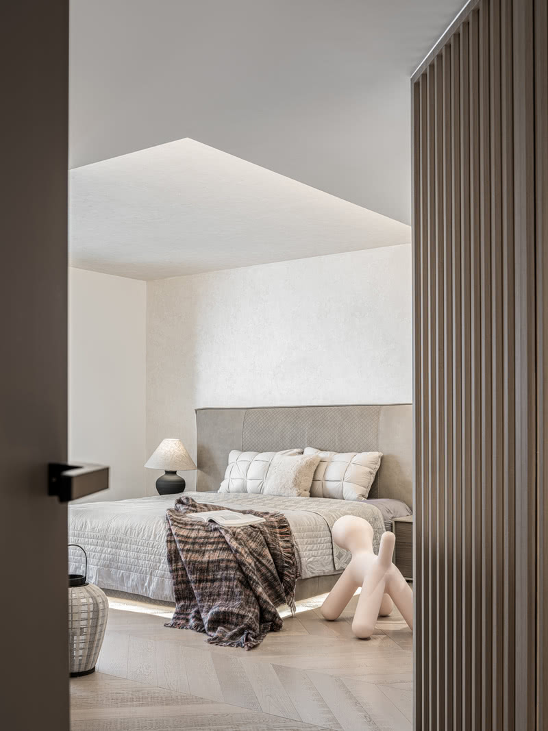考虑到过量的灯光会造成视觉疲惫，卧室照明多用光线更为温和的灯带和柔光床头灯。细节的优化让空间更加人性化。

