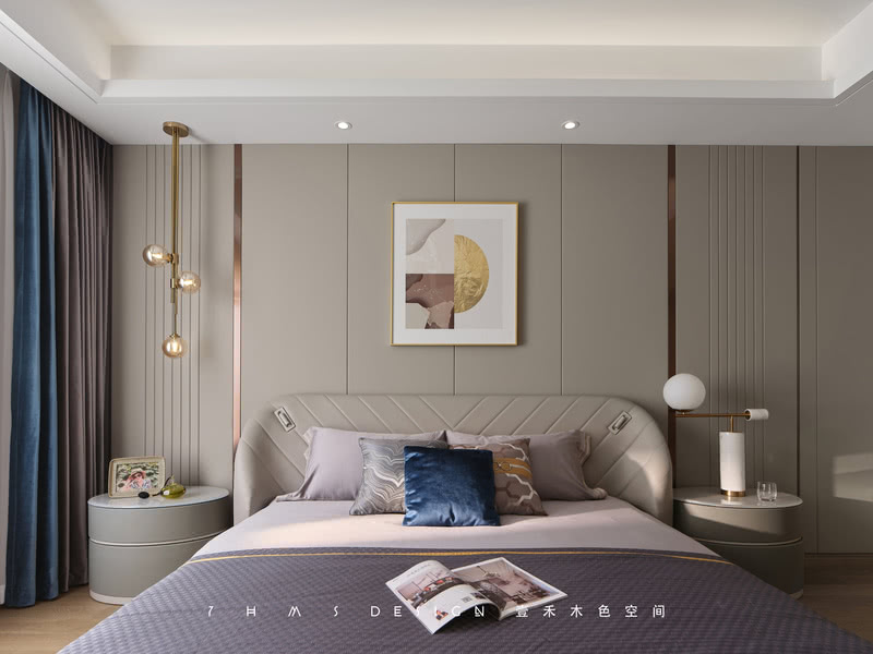 主卧室背景以米色皮革，进行不同大小线条分割，加上金属感线条点缀，现代而雅致。精致的小吊灯与背景造型相呼应，为空间融入一份细腻与浪漫。