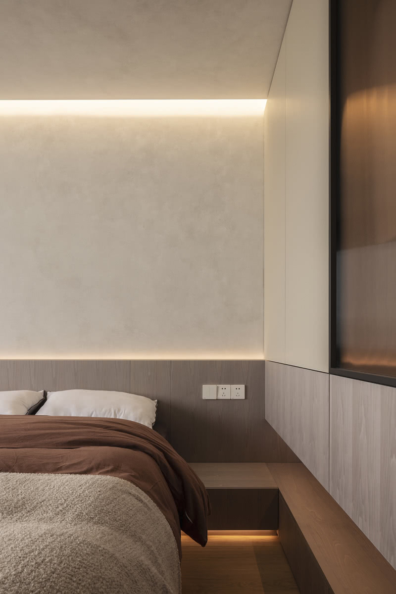 下方设计L形地台，代替传统床头柜，延伸的台面成为连接空间的枢纽，结合空间基调，创造性的营造自在随心的卧室氛围。
