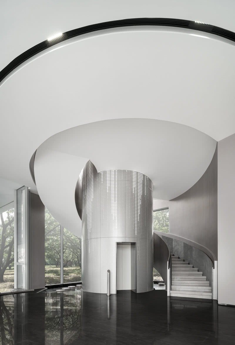 瀑布图案+冲孔铝板可视化呈现，像星河倾泻，从前厅旋转楼梯的表面更新形成信息流，盘旋向上传递到二层前厅，充满流动的前卫科技感。