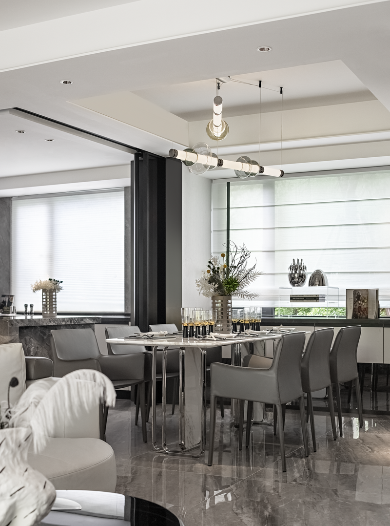餐厅追随空间调性，大理石的餐桌台面雅致唯美，定制专属ASTON MARTIN餐盘，把细节做到极致，仪式感让生活与品味互相交融。