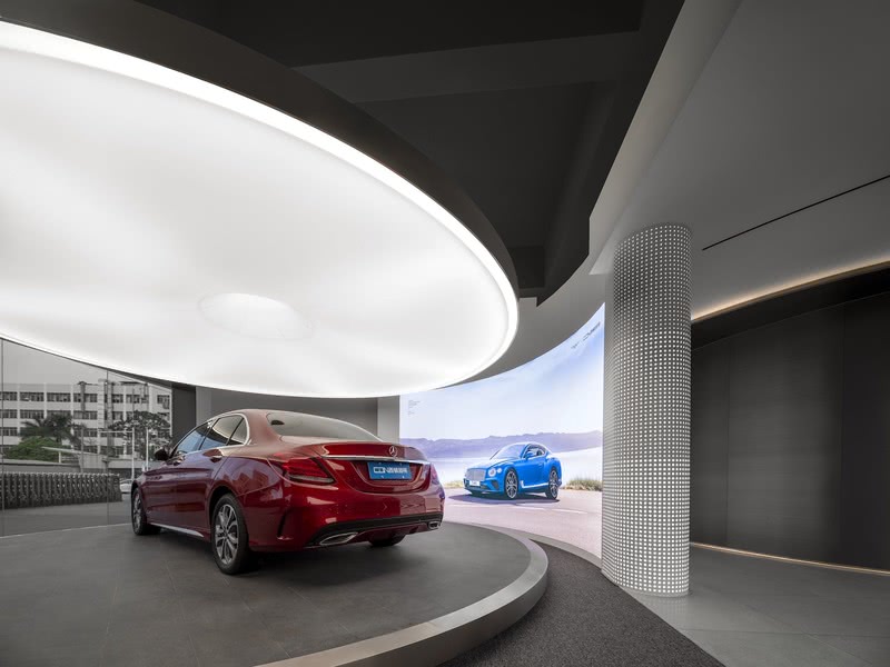汽车展示区

整体空间以人流动线为参考，针对各个功能区对技术要求的专业特性，设计师针对性地展现不同的光影空间。