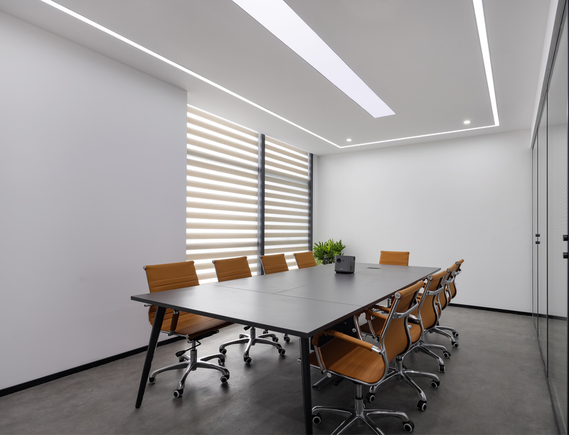 小会议室简洁明朗，通过自然的光线延续几何线条的设计理念，天花上灯带的动线走向形成面，以几何本身的形式构成空间光源，使得空间表面蒙上一层舒适自然的光感