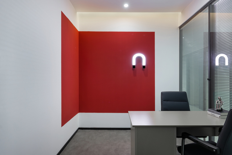 洽谈室以营造净而不空的商谈环境为目的，白色的墙面上，张扬的酒红色在灯光漫反射的渲染下呈现出鲜明难忘的艺术效果