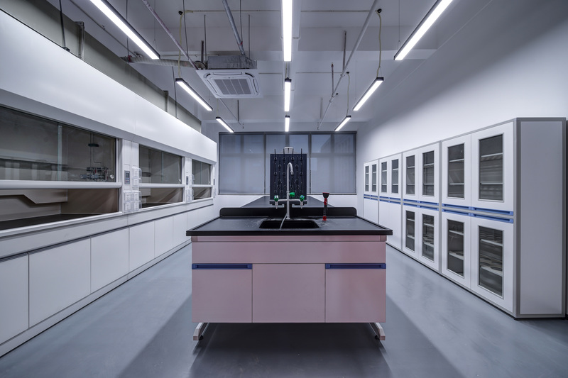 科研室的设计更注重功能性表达，以白色为色彩基调有利于光线的反射，可以带来更加明亮的实验环境，同时有助于科研工作者保持专注与清醒