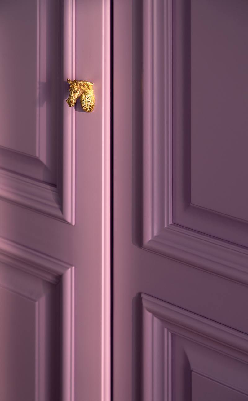 香芋紫轻法式柜门搭配精致的黄铜马头拉手，给人带来的又是另一番异域情调，安顿了那颗跳动着的急功近利的心，灵魂也因此强烈地颤动。