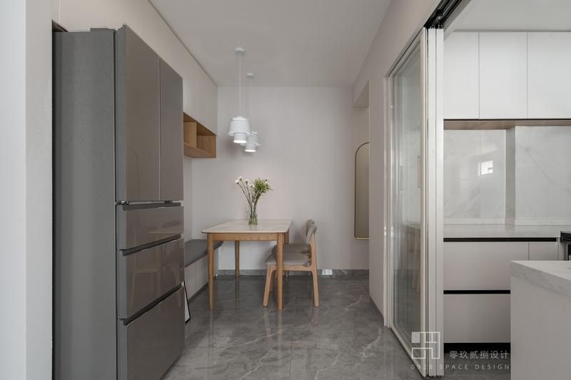 考虑到厨房面积有限，冰箱外移，厨房门方向改变，一边墙改成推拉门。