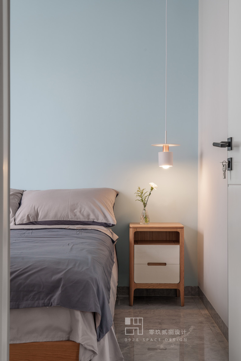 木质床头柜搭配白色床头罩灯，静谧美好。