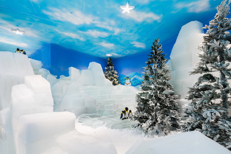 设计打造“十里雾凇如仙境”室内雪景氛围，让来到绝美“雾凇森林”的人们仿佛走进夏日里“盛开的冰花”一般，不知不觉间已身处童话世界。