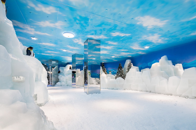 龙策设计利用独特的雪域风情，结合自然的人文景观，不同业态之间相互组合，充分利用冰雪的娱乐性质，摒弃娱乐项目的堆叠，打造动人的童话定制故事线，营造差异化的互动式冰雪场景，呈现乐园沉浸式的冰雪世界体验。