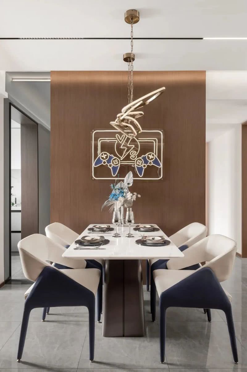 
客餐厅统一空间整体基调，以蓝色作为主题色打造前沿潮流感，活跃整个空间，将年轻自由的潮玩艺术渗透到空间的每一隅。