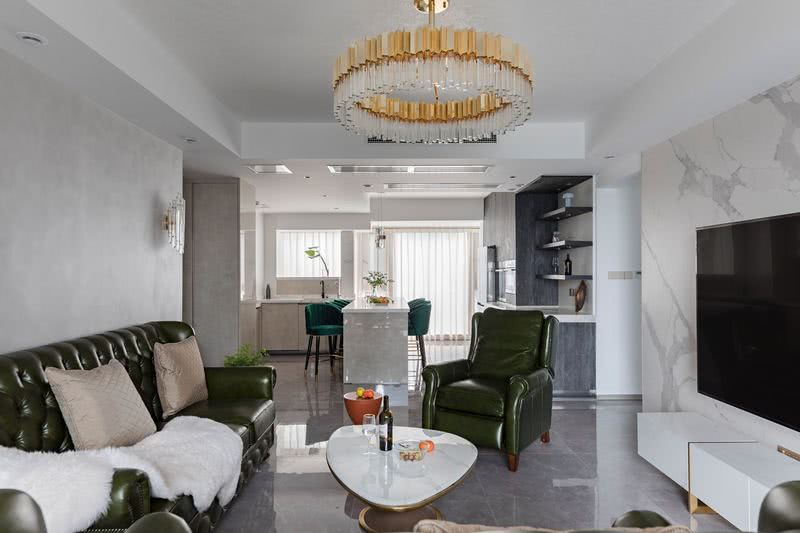 为了让客厅层次更加丰富，客厅的设计采用面转换的手法，让空间简约而不简单。