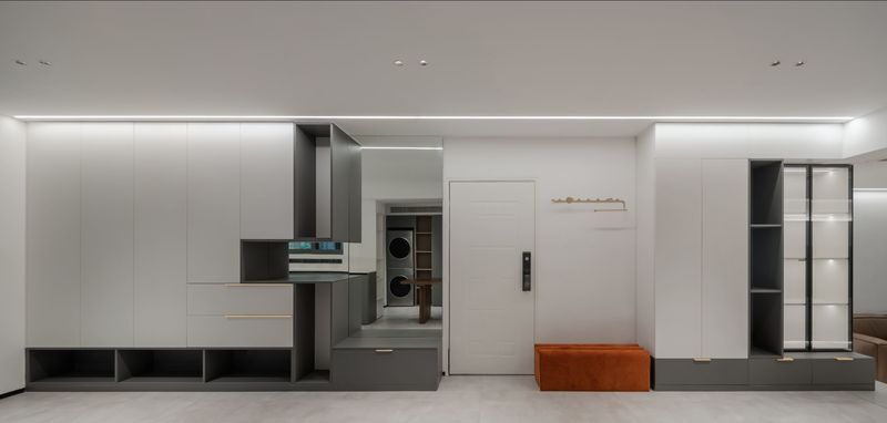 打通后的空间，在玄关区最大化的增加了鞋柜跟储物柜，让后期的居家更为舒适与便捷。
