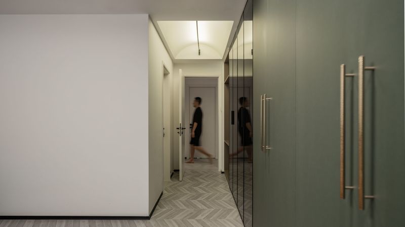 6.4m的超级衣柜，拉伸卧室视野的同时，也最大化的保证了卧室的舒适感。