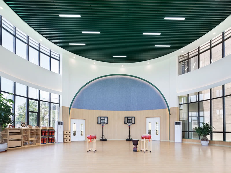 ∣有序∣
建筑大师贝聿铭说
“让光线来做设计”
云景幼儿园如是

设计师利用大面积落地玻璃让室内空间看起来宽阔敞亮，开放式空间使人舒适，身处室内也能感受到生机盎然的绿意，让孩子们充满亲近感与爱。