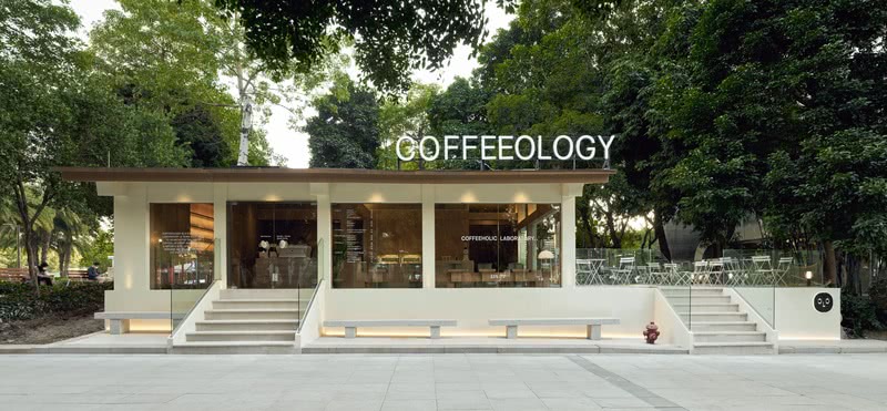 本案是一个位于广州市CBD城央公园花城广场内的COFFEEOLOGY咖啡门店设计。门店占地约152㎡，从空间设计到家具布局本身，秉持自然、简约、以人为本的设计理念，呼应咖啡品牌概念本身，为用户打造沉浸式的咖啡体验空间。设计团队基于周边地理环境、以及咖啡门店的品牌理念，进行思考与创作，从中建立崭新的空间塑造，打破所谓的常规边框。终决定通过落地玻璃窗与木质结构，在繁华的CBD闹市中，打造了一座“小木屋”。