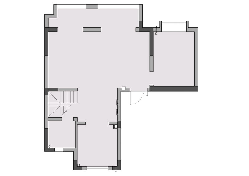 改造前的一层平面图：1、原开发商的楼梯又窄又陡，不方便上下楼。2、阳台与客厅之间有个很宽的墙体，遮挡视野。3、卫生间需要增加浴缸位置，空间不够。