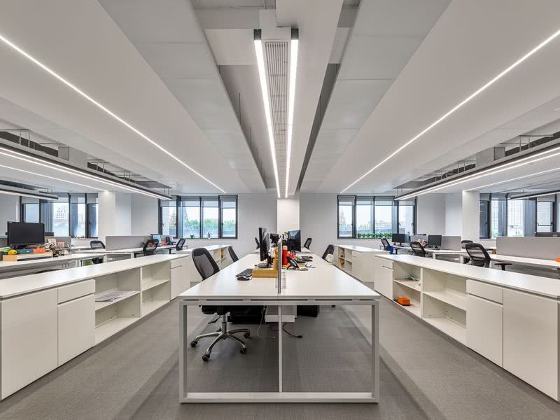 沿窗空间规划开放办公位，更多的自然光照射于工位上。高效复合利用