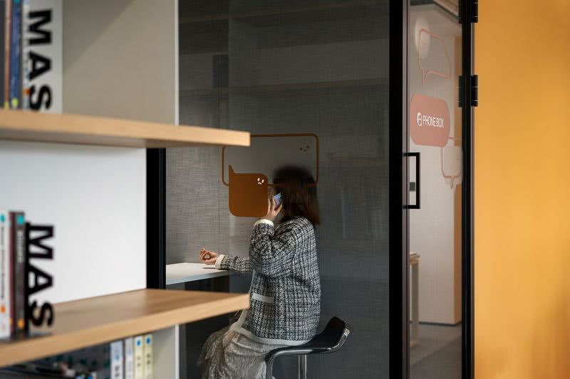通讯室
在梯厅出门利用空间打造了通讯室，也可做为小的办公会议空间和头脑风暴空间。专属设计的图示，在空间中更具沟通性。
