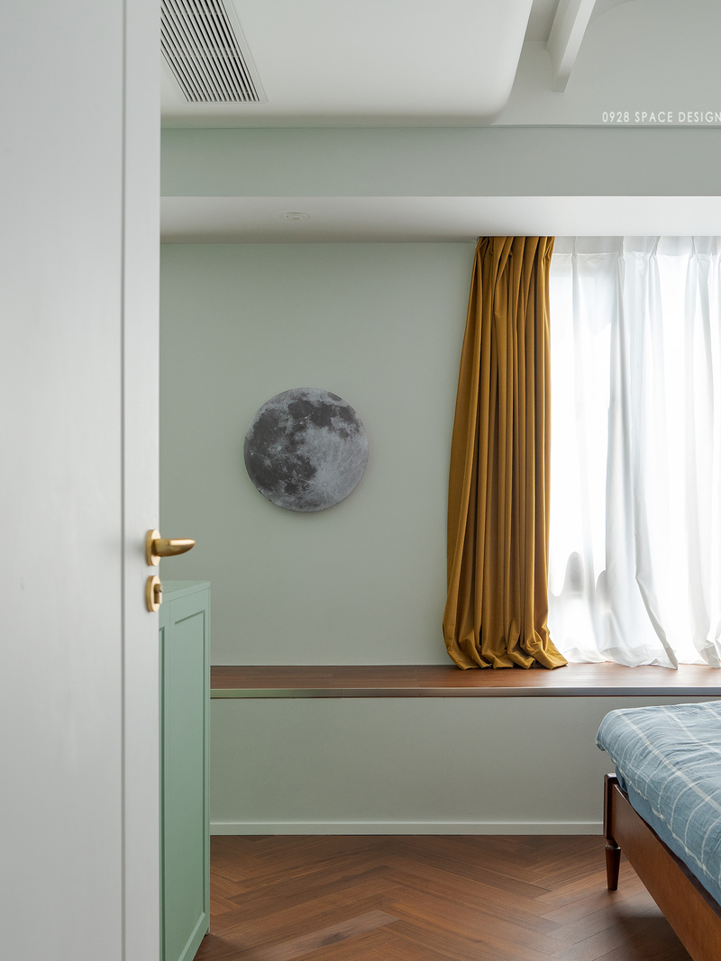 两扇窗户之间用月球壁灯做装饰位置在衣帽间与床之间，打开门就像看到了新世界。