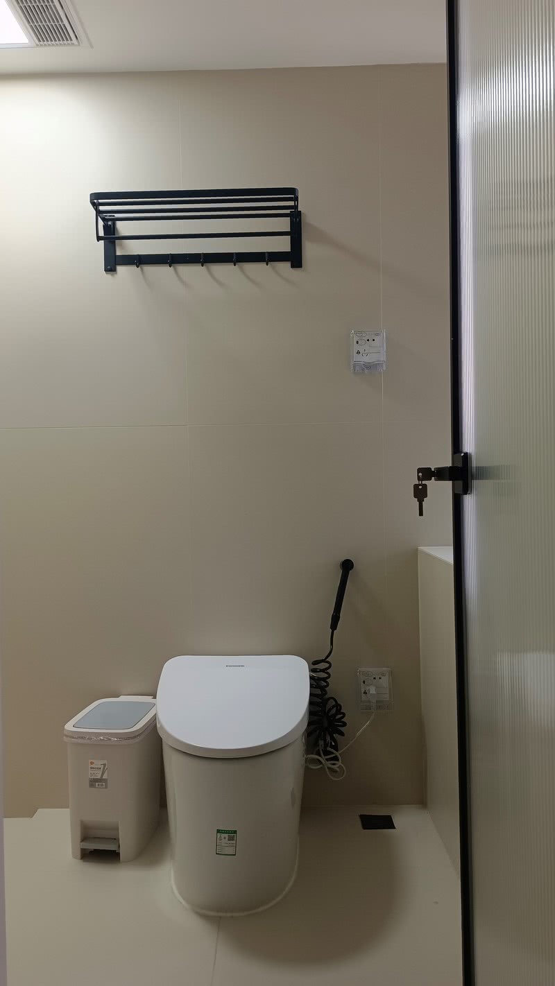 洗手间内部，淋浴间的位置借用墙体的位置做壁龛，壁龛根据放置东西的不同做了高低层次的设计，避免洗浴用品太大放不进去，太小放进去又浪费空间。下层高度35cm