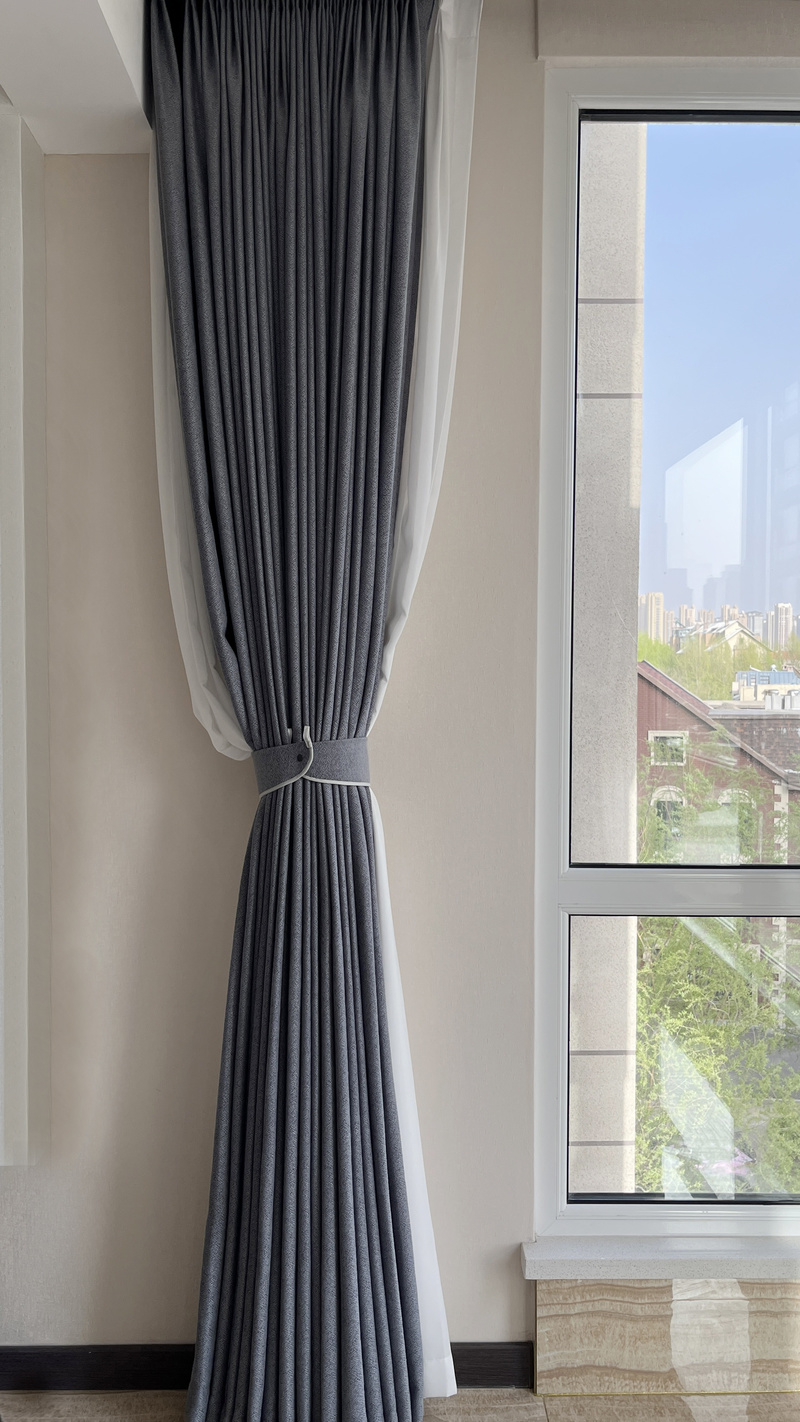 窗帘是软装的灵魂，软装饰品直接决定家居搭配的品位，蓝色调的窗帘，给人一种安静的感觉。