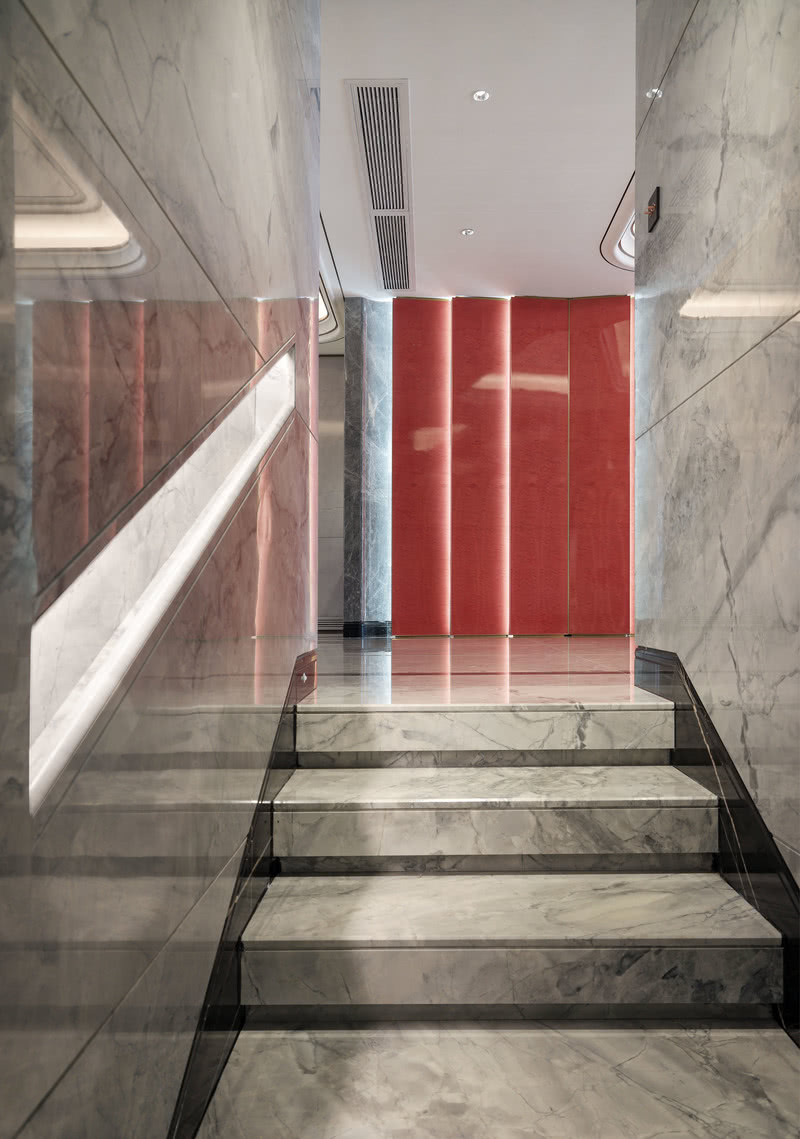 楼道与走廊的设计同样不容忽视，优雅与精致一以贯之的在空间内穿梭