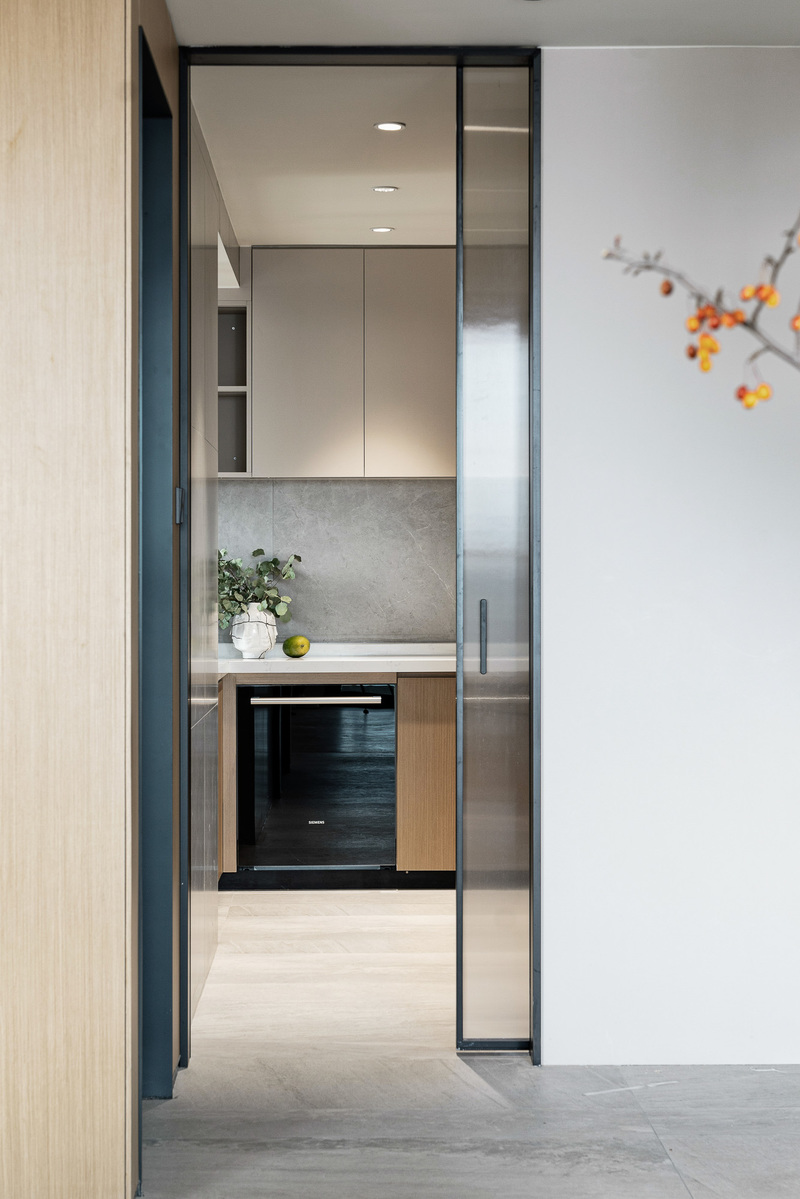 整洁简约的U型厨房，空间划分明确
功能配置充足，动线流畅。
柜体结构上设置电器高柜增加收纳空间。