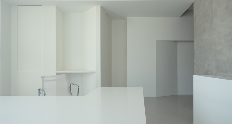定制的异型办公桌，内嵌式的墙体置景，延展出特立独行的个性，每一个元素都只为这一个空间而存在，相互呼应，相互配合，凝聚成为空间的核心。