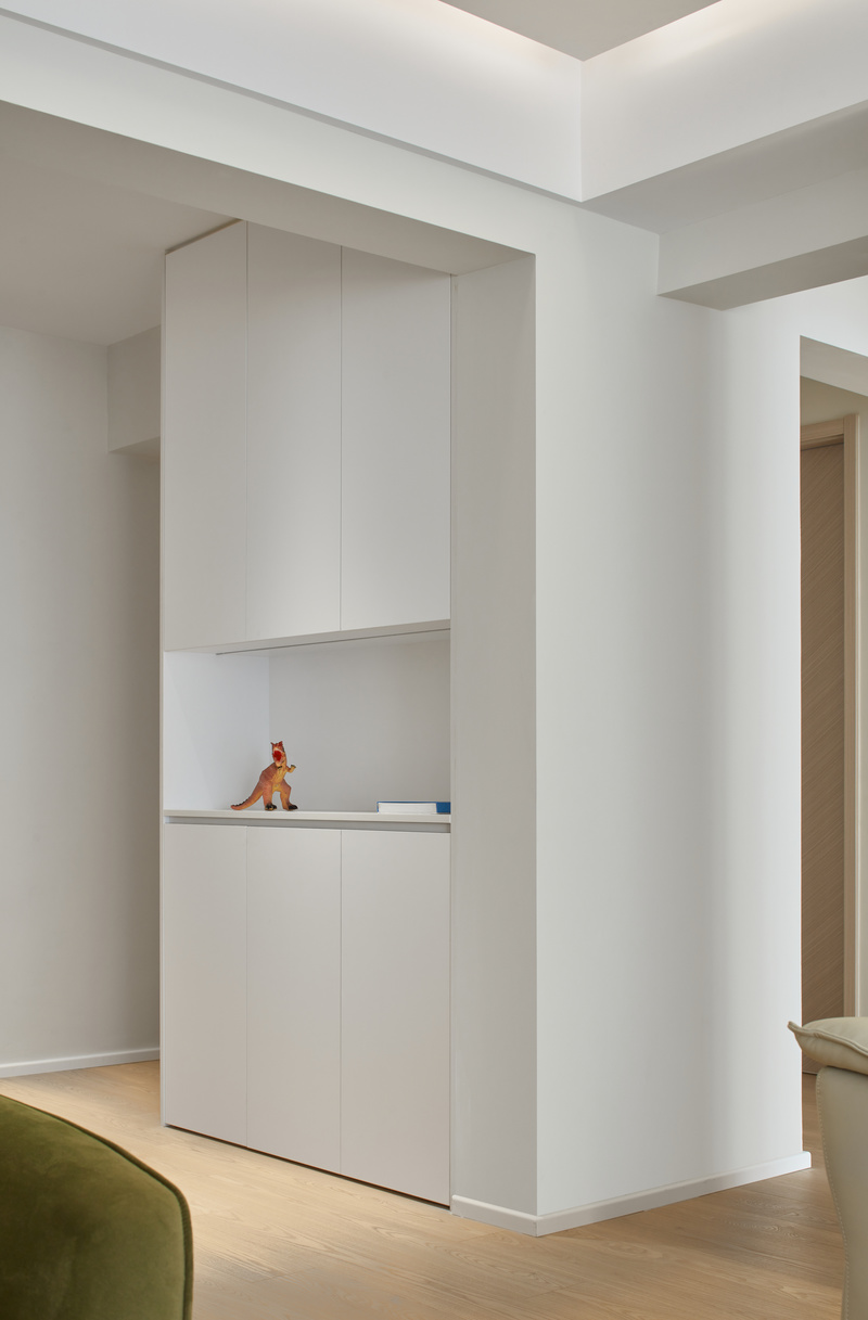 利用柱子的位置设计一排干净的收纳柜，迴型的的动线可自由行走到每一个空间。