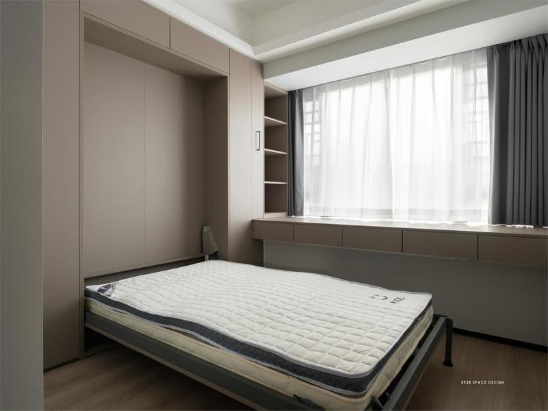 隐形床藏于柜体，展开可以作为临时的客房使用，收起来拥有更多活动空间。