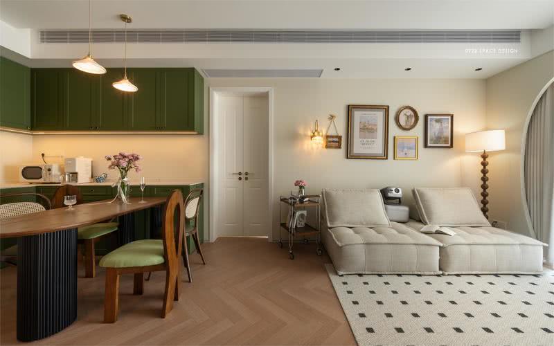 客厅以奶油色为主调，与橄榄绿为主调的餐厅在色调上做区域的划分，在风格上达到和谐，木地板脚感好同时更能提升整体质感。