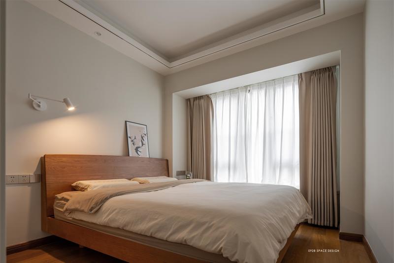 卧室主要用作休息，低饱和为主调更能让人沉静下来，木地板脚感更高。