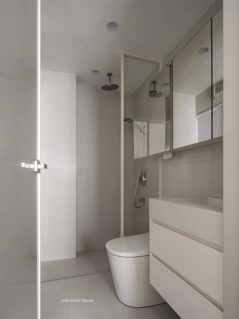 主卫玻璃隔断淋浴区和马桶，镜柜让视野更开阔，同时提供更多收纳空间，洗手台悬浮的设计下方无卫生死角。